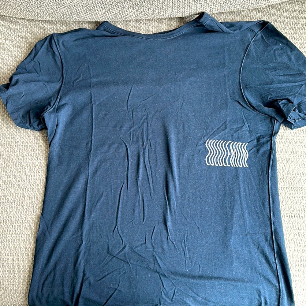 lulu lemon navy t shirt - L
